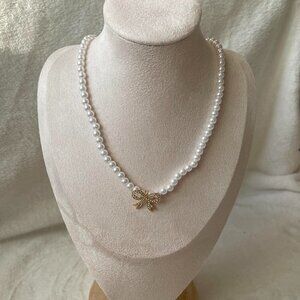 Pearl necklace with bow detail